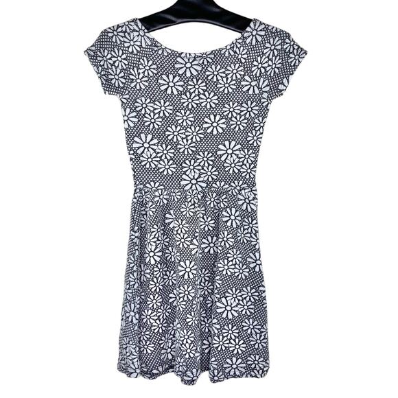 Topshop White Black Daisy Floral Print Skater Dress 4 - Picture 2 of 10
